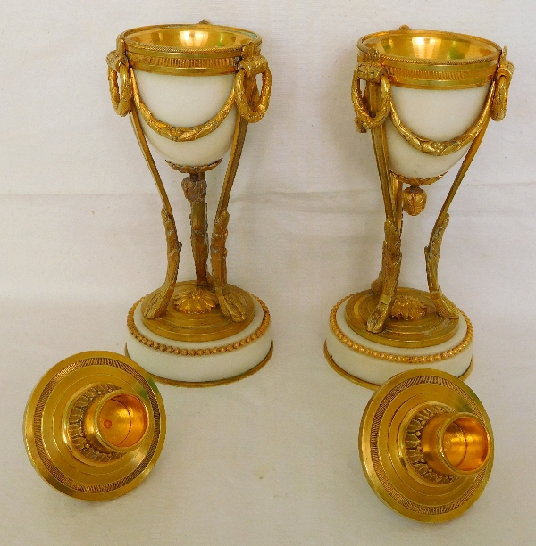 Paire de cassolettes à bougeoirs renversés en bronze doré et marbre, style Louis XVI