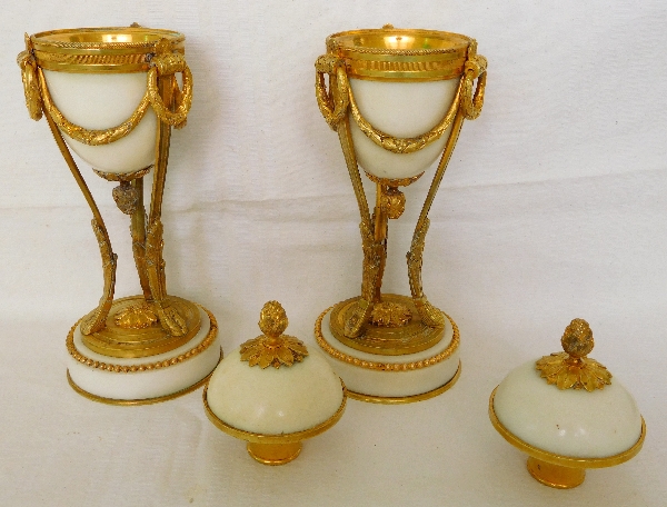 Paire de cassolettes à bougeoirs renversés en bronze doré et marbre, style Louis XVI