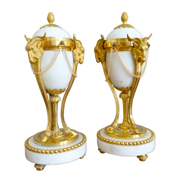 Paire de cassolettes à bougeoirs renversés en bronze doré et marbre, style Louis XVI