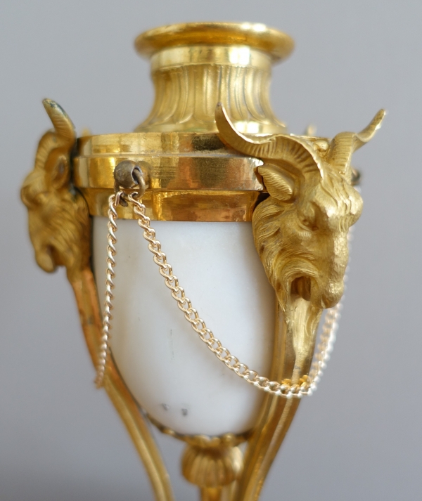 Paire de cassolettes à bougeoirs renversés en bronze doré et marbre, style Louis XVI
