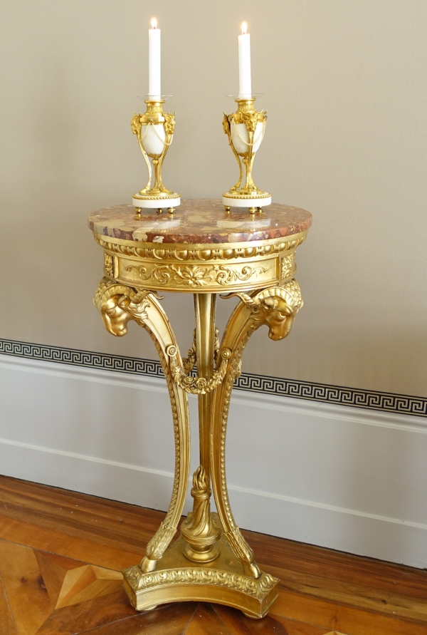Paire de cassolettes à bougeoirs renversés en bronze doré et marbre, style Louis XVI