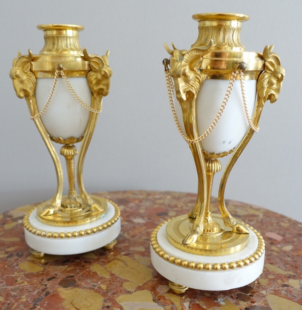 Paire de cassolettes à bougeoirs renversés en bronze doré et marbre, style Louis XVI