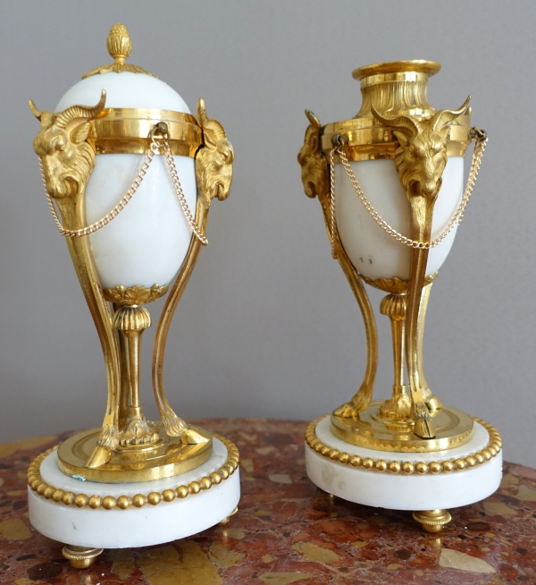 Paire de cassolettes à bougeoirs renversés en bronze doré et marbre, style Louis XVI