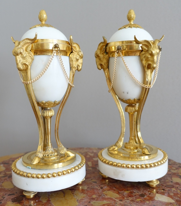 Paire de cassolettes à bougeoirs renversés en bronze doré et marbre, style Louis XVI