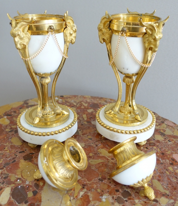 Paire de cassolettes à bougeoirs renversés en bronze doré et marbre, style Louis XVI