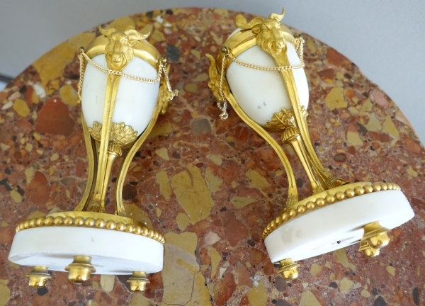Paire de cassolettes à bougeoirs renversés en bronze doré et marbre, style Louis XVI