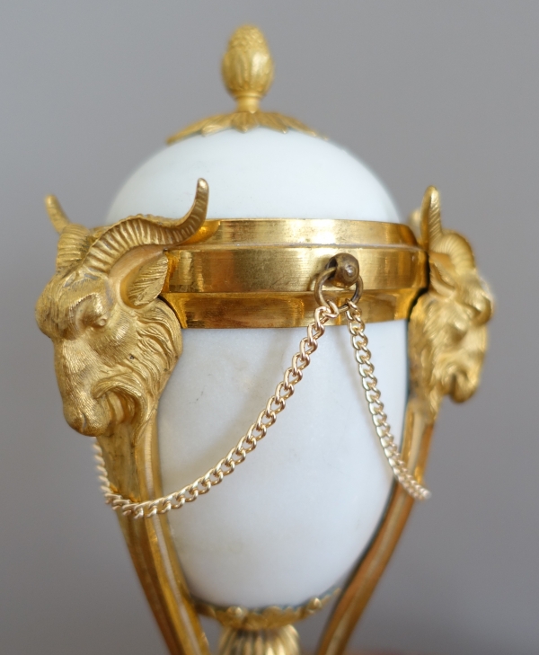 Paire de cassolettes à bougeoirs renversés en bronze doré et marbre, style Louis XVI