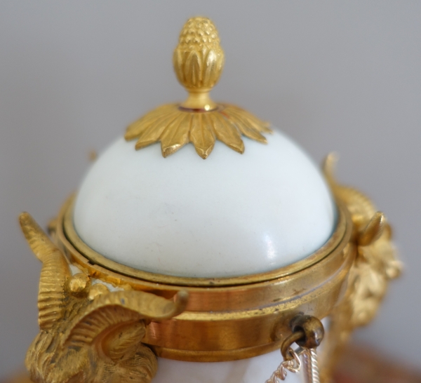 Paire de cassolettes à bougeoirs renversés en bronze doré et marbre, style Louis XVI