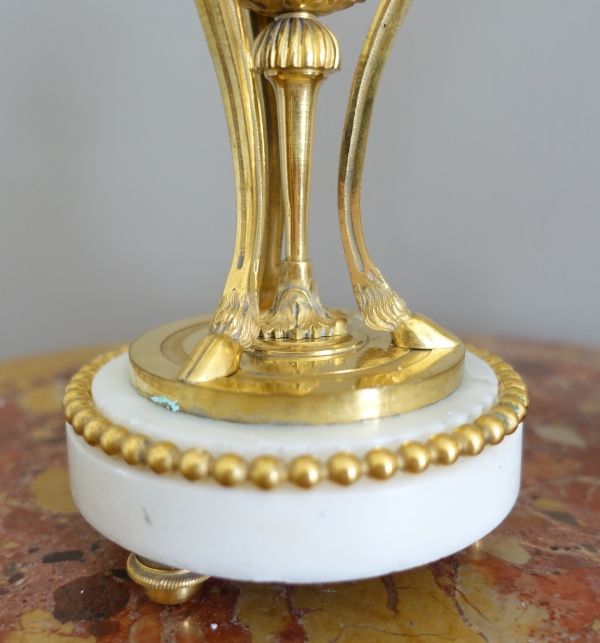 Paire de cassolettes à bougeoirs renversés en bronze doré et marbre, style Louis XVI