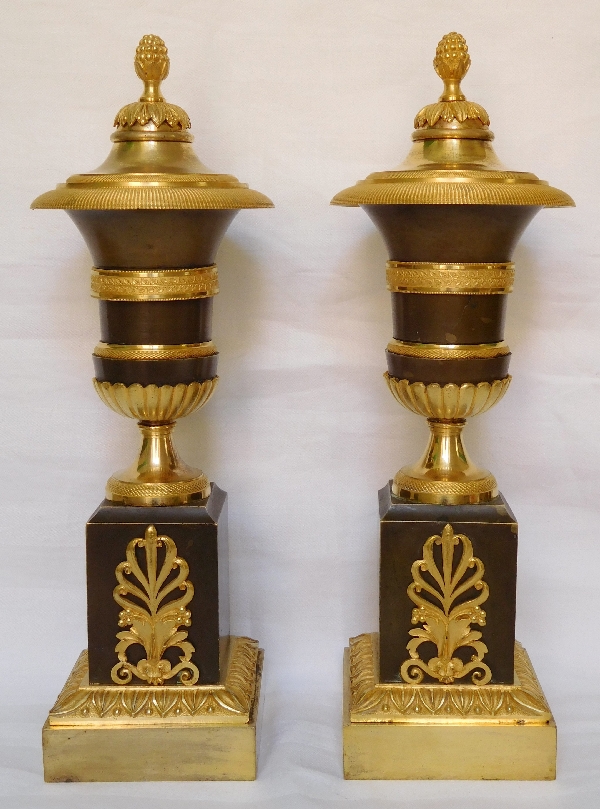Paire de vases / urnes / bougeoirs / cassolettes en bronze patiné & doré, époque Empire