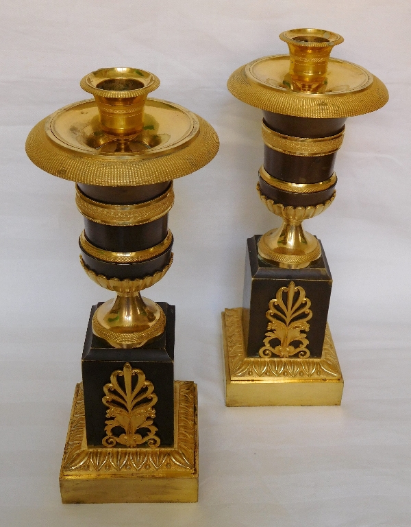 Paire de vases / urnes / bougeoirs / cassolettes en bronze patiné & doré, époque Empire