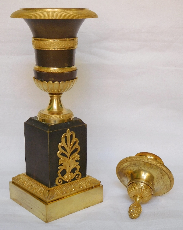 Paire de vases / urnes / bougeoirs / cassolettes en bronze patiné & doré, époque Empire
