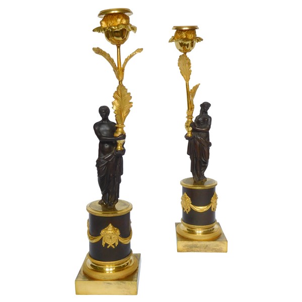 Paire de flambeaux aux Romains, bronze patiné et doré, époque Consulat - Empire - 35,5cm