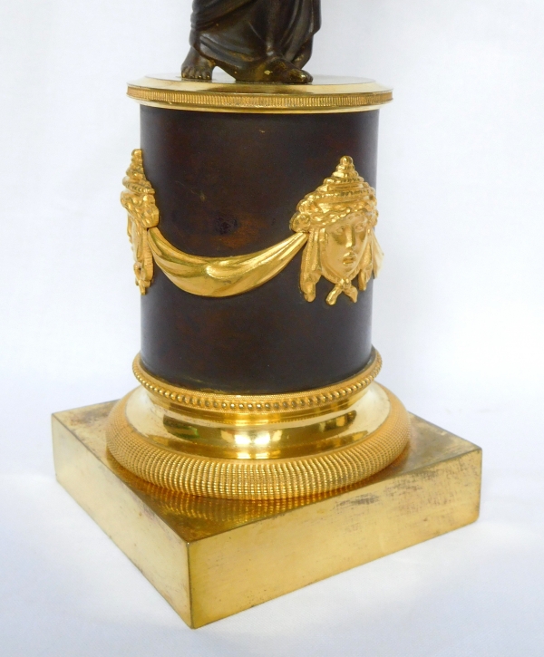 Paire de flambeaux aux Romains, bronze patiné et doré, époque Consulat - Empire - 35,5cm