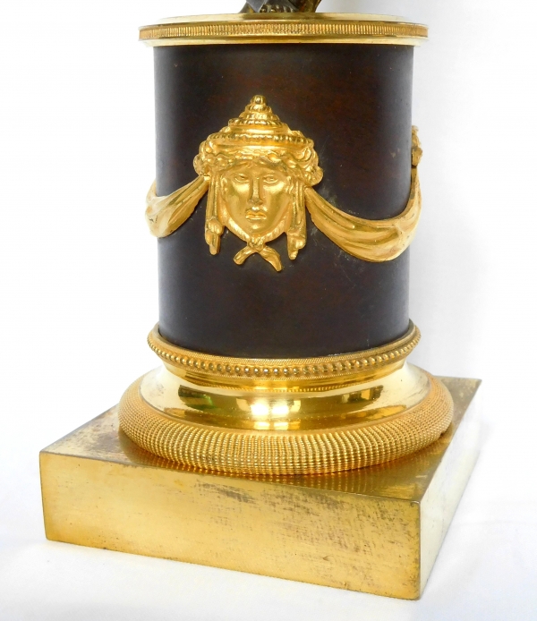 Paire de flambeaux aux Romains, bronze patiné et doré, époque Consulat - Empire - 35,5cm