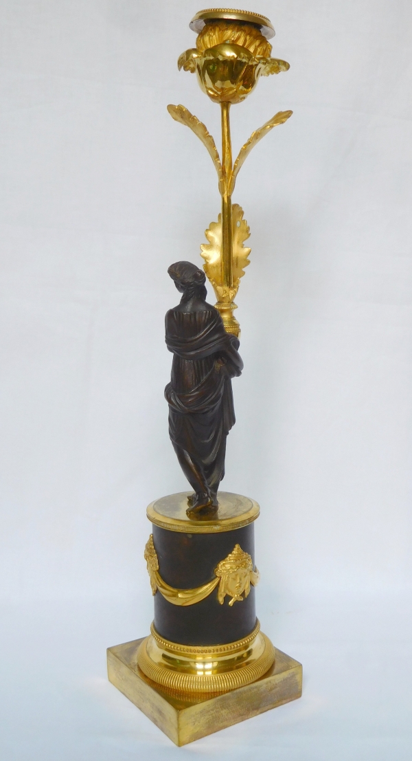 Paire de flambeaux aux Romains, bronze patiné et doré, époque Consulat - Empire - 35,5cm