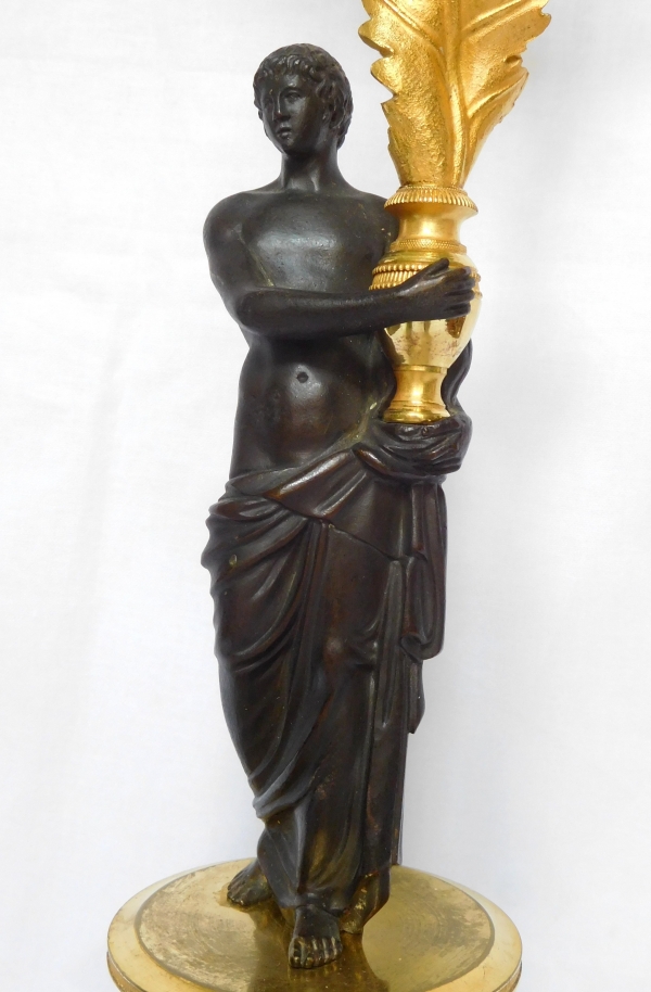 Paire de flambeaux aux Romains, bronze patiné et doré, époque Consulat - Empire - 35,5cm