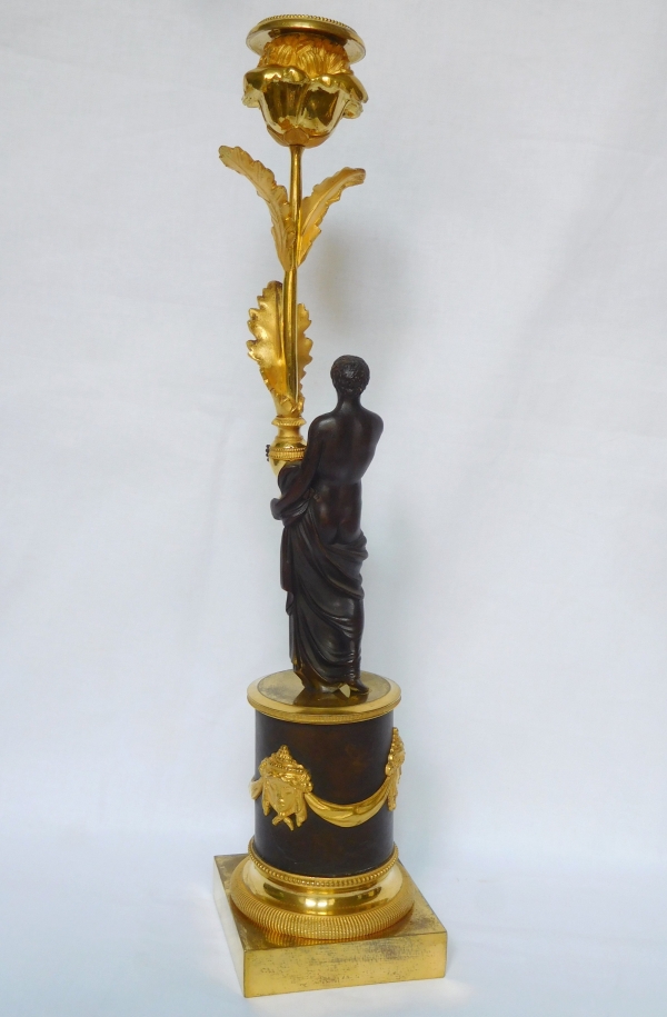 Paire de flambeaux aux Romains, bronze patiné et doré, époque Consulat - Empire - 35,5cm