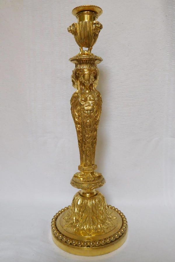 Paire de bougeoirs / flambeaux en bronze doré de style Louis XVI, d'après Jean-Démosthène Dugourc