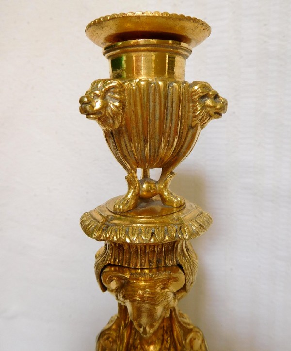 Paire de bougeoirs / flambeaux en bronze doré de style Louis XVI, d'après Jean-Démosthène Dugourc