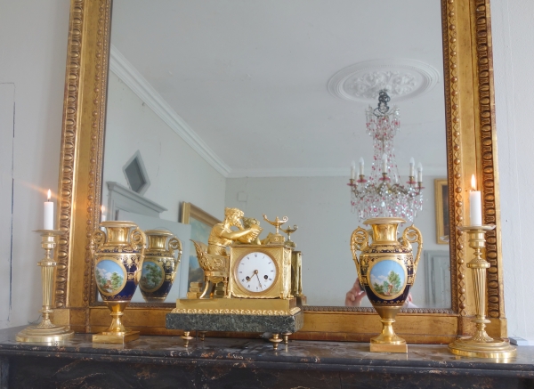 Paire flambeaux / bougeoirs Louis XVI Directoire en bronze doré, modèle du Château de Fontainebleau