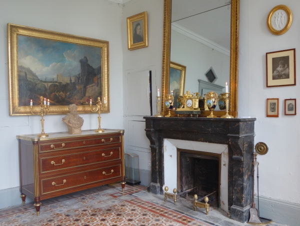 Pair of Louis XVI ormolu candlesticks - France, 18th century - Fontainebleau Castle