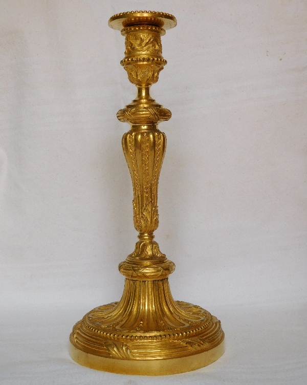 Paire de bougeoirs / flambeaux de style Louis XVI richement ciselés, bronze doré