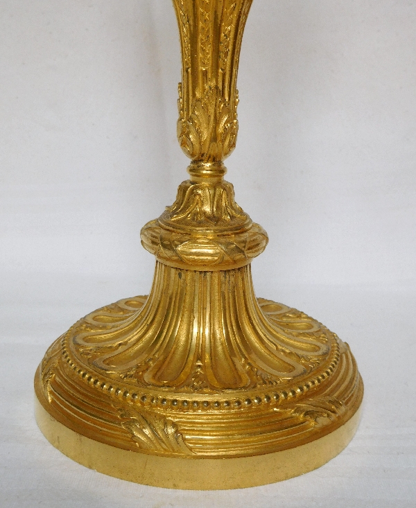 Paire de bougeoirs / flambeaux de style Louis XVI richement ciselés, bronze doré