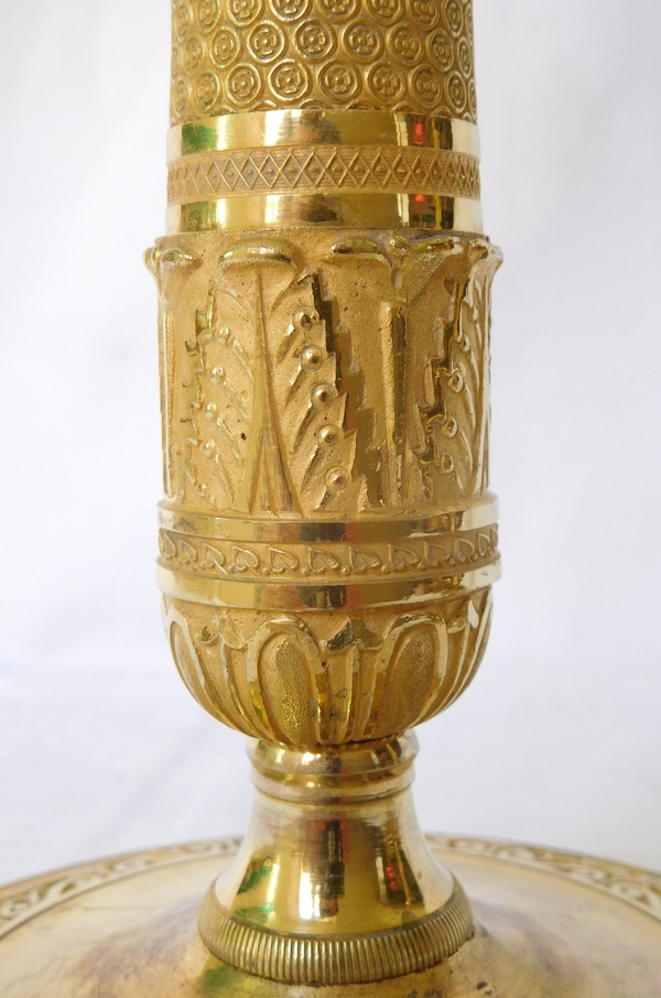 Paire de bougeoirs / flambeaux en bronze doré au mercure d'époque Empire Restauration - 29,5cm