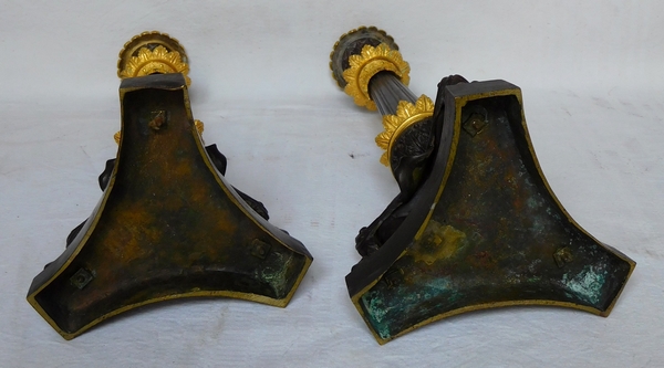 Paire de bougeoirs flambeaux tripodes bronze patiné et doré au mercure, époque Empire Restauration début XIXe