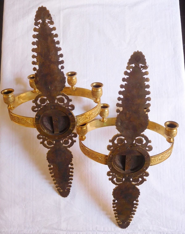 Paire de grandes appliques Empire Restauration en bronze ciselé et doré au mercure - 59cm