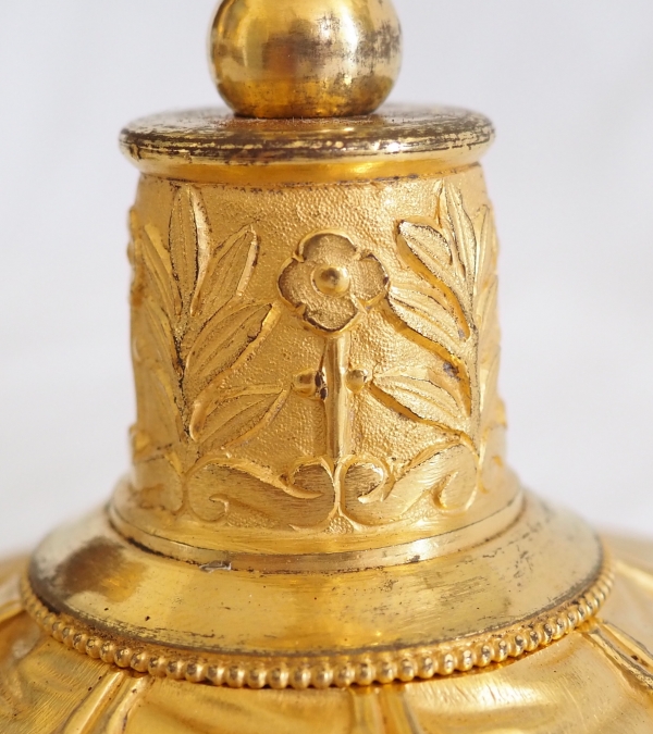 Paire de bougeoirs flambeaux d'époque Empire en bronze ciselée et doré