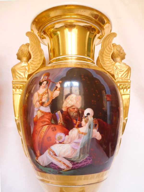 Paire de grands vases Empire en porcelaine de Paris - décor doré & polychrome au harem - 43cm