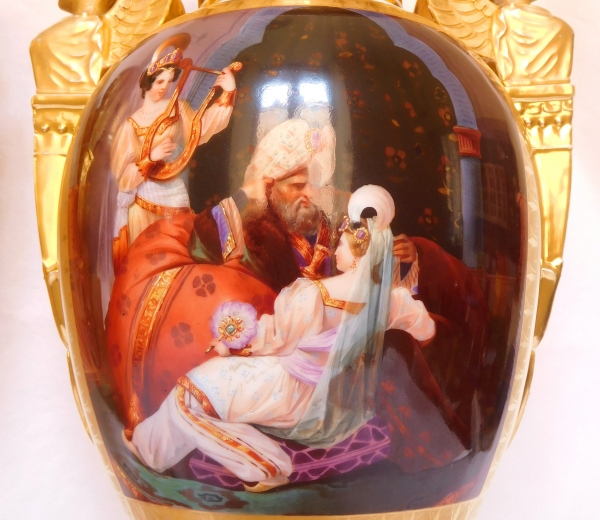 Paire de grands vases Empire en porcelaine de Paris - décor doré & polychrome au harem - 43cm