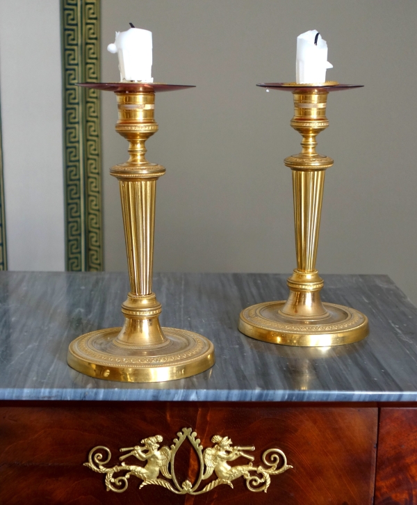 Paire de bougeoirs Louis XVI Empire vers 1800 en bronze ciselé et doré à l'or fin - 19cm
