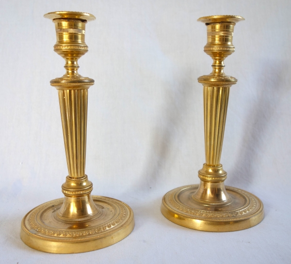 Paire de bougeoirs Louis XVI Empire vers 1800 en bronze ciselé et doré à l'or fin - 19cm