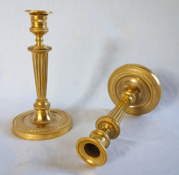 Paire de bougeoirs Louis XVI Empire vers 1800 en bronze ciselé et doré à l'or fin - 19cm