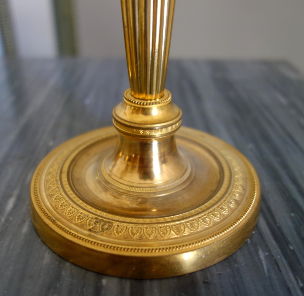 Paire de bougeoirs Louis XVI Empire vers 1800 en bronze ciselé et doré à l'or fin - 19cm
