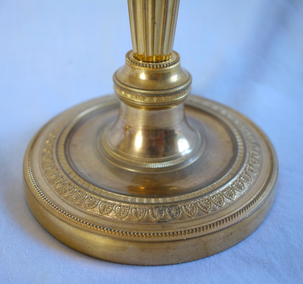Paire de bougeoirs Louis XVI Empire vers 1800 en bronze ciselé et doré à l'or fin - 19cm
