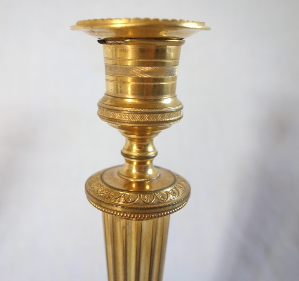 Paire de bougeoirs Louis XVI Empire vers 1800 en bronze ciselé et doré à l'or fin - 19cm