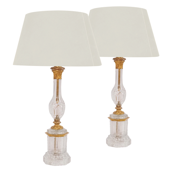 Le Creusot : paire de grands pieds de lampe Charles X en cristal taillé monté bronze doré