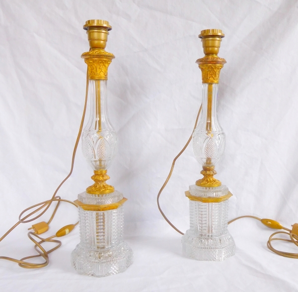 Le Creusot : paire de grands pieds de lampe Charles X en cristal taillé monté bronze doré