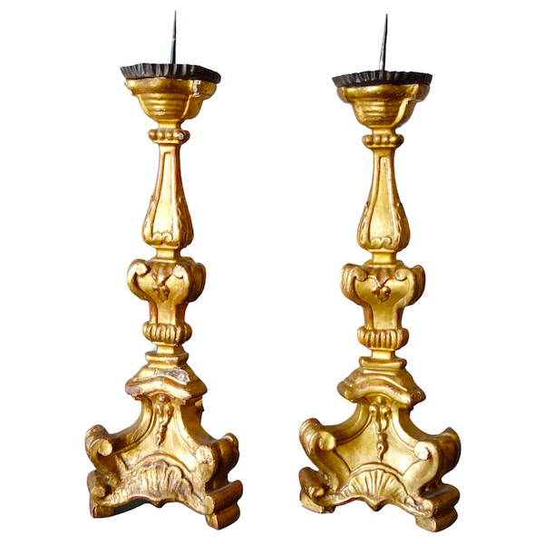 Paire de pique-cierges Louis XIV (bougeoirs) en bois doré d'époque début XVIIIe siècle