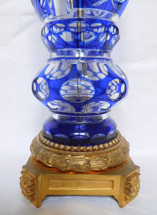 Cristal de Baccarat : grand pied de lampe en cristal overlay bleu monté bronze doré