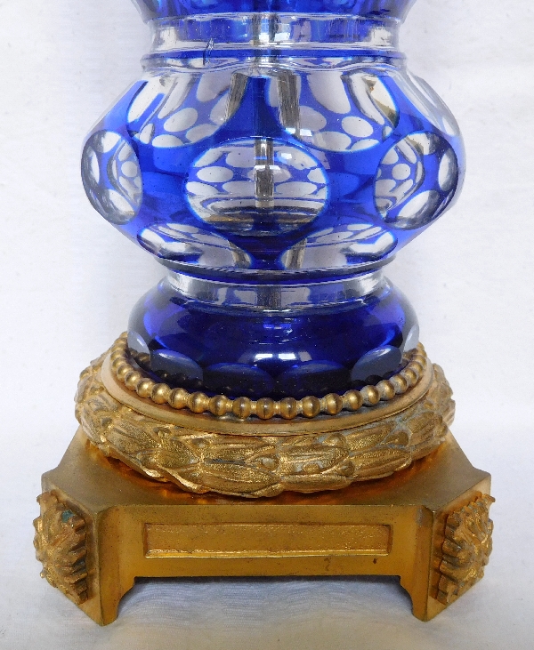 Cristal de Baccarat : grand pied de lampe en cristal overlay bleu monté bronze doré