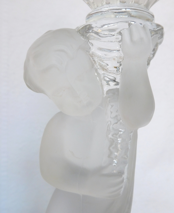 Lampe en cristal de Baccarat à l'enfant - putto - signée