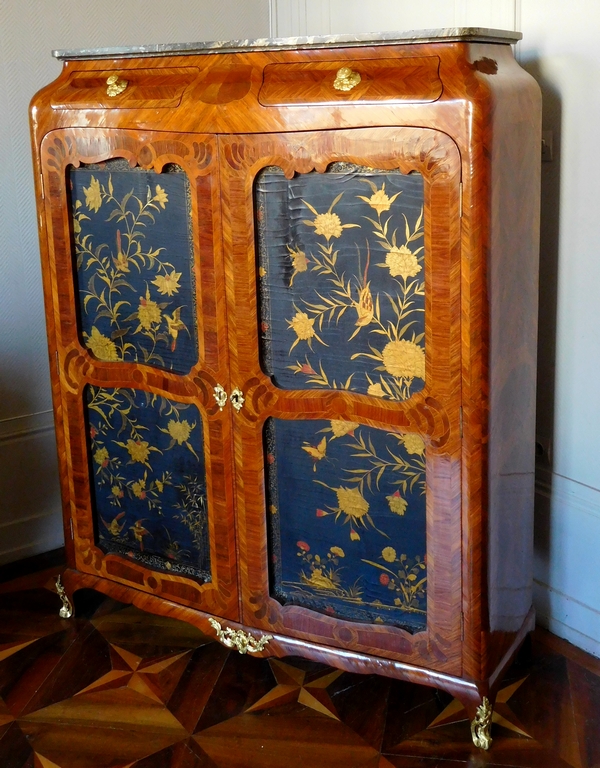 Macret : armoire d'époque Louis XV en bois de rose et laque - estampille et étiquette