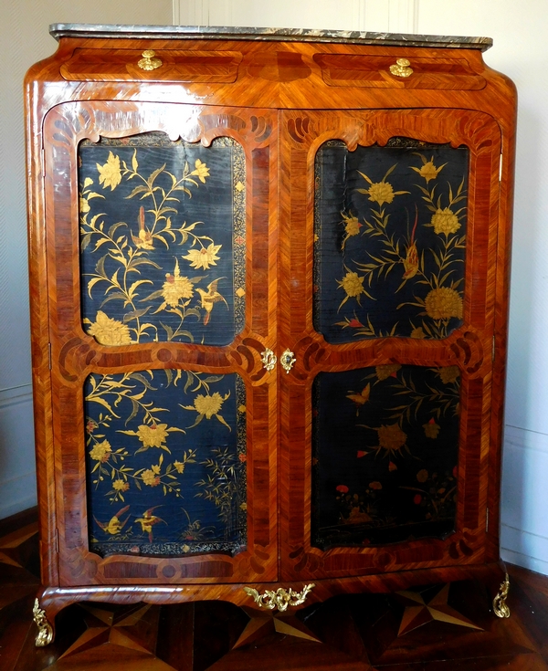 Macret : armoire d'époque Louis XV en bois de rose et laque - estampille et étiquette