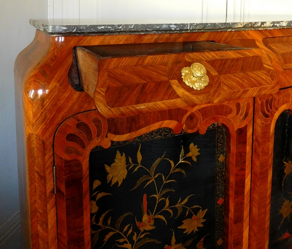 Macret : armoire d'époque Louis XV en bois de rose et laque - estampille et étiquette