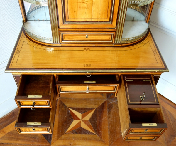 Bureau de dame dit bonheur du jour d'époque Louis XVI, citronnier et amarante